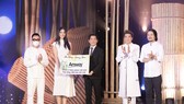Đại diện Amway Việt Nam ủng hộ 300 triệu đồng chung tay cùng cả nước hỗ trợ 2 tỉnh miền Trung nhanh chóng vượt qua đại dịch Covid-19.