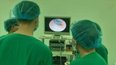 Học sinh lớp 1 bị một nhóm học sinh cùng trường nhét đất sét vào tai