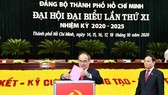 Đồng chí Nguyễn Thiện Nhân, Bí thư Thành ủy TPHCM bỏ phiếu tại đại hội. Ảnh: VIỆT DŨNG