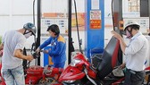 Giá xăng giảm 1.446 đồng/lít