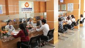 Khách hàng giao dịch tại LienVietPostBank