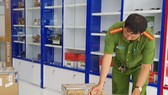 Công an tiến hành niêm phong hàng hóa tại zShop Cần Thơ. Ảnh: LÊ PHƯƠNG