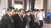 Chủ tịch QH Nguyễn Thị Kim Ngân cùng các đồng chí lãnh đạo Đảng, Nhà nước, TPHCM, Long An…dâng hương, tưởng niệm Luật sư Nguyễn Hữu Thọ. Ảnh: KIẾN VĂN