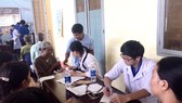 Các y bác sĩ trẻ của Đoàn Sở Y tế TPHCM khám bệnh, tư vấn, phát thuốc miễn phí cho người dân địa phương