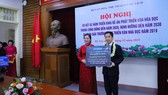 Bà Vũ Dương Thuý Ngà - Vụ trưởng Vụ Thư Viện đại diện nhận bản quyền Tủ sách “Hạt giống tâm hồn”