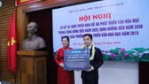 Bà Vũ Dương Thúy Ngà, Vụ trưởng Vụ Thư Viện, đại diện lên nhận bản quyền tủ sách Hạt giống tâm hồn