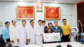 Gia đình NSND Lý Huỳnh tặng Bệnh viện Chợ Rẫy máy thở hỗ trợ phòng chống Covid-19