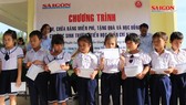 Trao học bổng và khám răng cho học sinh tiểu học vùng xa