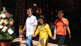 Dòng người đi lễ cầu an vào mùng 1 tết ở TPHCM