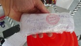 Gạo được lấy mẫu để kiểm tra