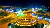 Cây thông hoành tráng ở khu đô thị Phú Cường phục vụ du khách dịp Noel