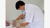 Các bác sĩ chăm sóc cho bệnh nhân Đ. sau khi phẫu thuật thành công
