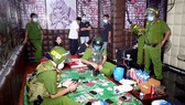 Lực lượng công an kiểm tra tang vật tại hiện trường