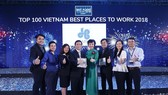 Ông Lê Viết Hải, Chủ tịch HĐQT, TGĐ Công ty CP tập đoàn Xây dựng Hòa Bình (Người thứ 5 từ phải sang) cùng cộng sự tại buổi vinh danh