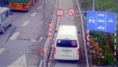 Có biển cấm nhưng xe ô tô cố tình lưu thông vào làn xe gắn máy