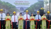Bí thư Thành ủy TPHCM Nguyễn Thiện Nhân, Chủ tịch UBND TPHCM Nguyễn Thành Phong cùng lãnh đạo TP thực hiện nghi thức khởi công công trình khôi phục, nâng cấp công viên trước Nhà hát Thành phố, sáng 5-6-2020. Ảnh: CAO THĂNG