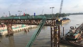 Lắp van ngăn triều 400 tấn tại cống Cây Khô