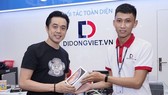 Nhạc sĩ Dương Khắc Linh nhận iPhone mới tại Di động Việt