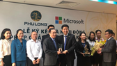 Hai bên tại lễ ký kết