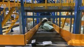 Bên trong giây chuyền phân loại hàng tự động