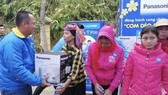 Trao nồi cơm điện cho đồng bào thiểu số tỉnh Hoà Bình
