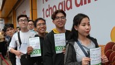 Những khách hàng đầu tiên của chương trình “Tết này về nhà cùng OPPO” tại TPHCM