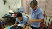 Bắt đường dây nhập lậu hơn 200 máy tính xách tay, điện thoại từ Mỹ về Việt Nam