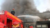 Cảnh sát PCCC nỗ lực phun nước chữa cháy