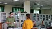 Công an huyện Bình Chánh tống đạt quyết định xử phạt hành chính đến bà L.P.L.T