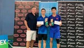 Nguyễn Tiến MInh (giữa) nhận thưởng cho chức vô địch.