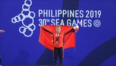 Lực sỉ Hoàng Thị Duyên với chiếc HCV SEA Games. Ảnh: Dũng Phương