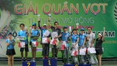 Các tay vợt có thứ hạng cao nhận giải.