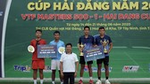 Hoàng Nam/Văn Phương trên bục nhận thưởng.