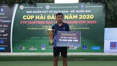 Tay vợt Lý Hoàng Nam với chiếc Cúp vô địch.