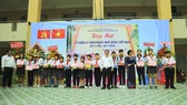 Ban đại diện hội phụ huynh học sinh Trường THCS Nguyễn Trãi quận Bình Tân và đại diện các nhà tài trợ tặng học bổng và quà cho các em học sinh nghèo hiếu học.