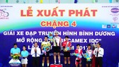 Ban tổ chức trao thưởng cho các tay đua trước khi xuất phát chặng 4. Ảnh: CHÍ THANH