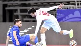 Minh Trí trong nỗ lực đi bóng qua người cầu thủ Croatia. Ảnh: ANH TRẦN
