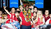 Sol Cambell trong vòng vây của fan hâm mộ CLB Arsenal tại sân bay Tân Sơn Nhất. Ảnh: ANH TRẦN