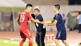 HLV Alain Fiard là nhà cầm quân đầu tiên bị mất việc ở V-League 2017. Ảnh: DỦNG PHƯƠNG