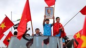Các tuyển thủ hạnh phúc trong ngày về. Ảnh: MINH HOÀNG