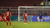 Pha "bắt" phạt 11m có 1 không 2 của thủ môn Minh Nhựt. Ảnh: HOÀNG HÙNG