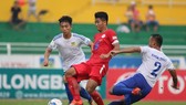 CLB BĐ Huế (áo trắng) nhận mục tiêu thăng hạng mùa này. Ảnh: DŨNG PHƯƠNG