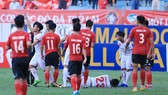 Văn Hào sớm chia tay mùa bóng từ pha vào bóng của Tấn Tài. Ảnh: MINH HOÀNG