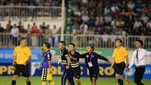 Đội Hà Nội phản ứng quyết liệt trọng tài Duy Lân. Ảnh: MINH TRẦN