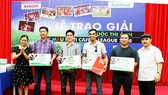 Đại diện BTC, nhà tài trợ cùng các tác giả đoạt giải cao nhất tháng 4-2018. Ảnh: DƯƠNG THỤY