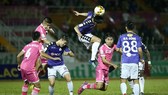 Lối chơi rối rắm, Hà Nội trả giá bằng trận thua đậm trên sân Thống Nhất. Ảnh: DŨNG PHƯƠNG