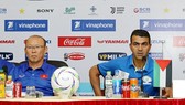Ông Park Hang-seo cùng HLV đội Palestine tại buổi họp báo. Ảnh: MINH HOÀNG
