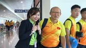 Một nhân viên sân bay Tân Sơn Nhất chụp ảnh lưu niệm cùng HLV Park Hang-seo. Ảnh: DŨNG PHƯƠNG