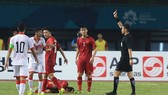 Sannad lãnh thẻ đỏ, Bahrain chỉ còn thi đấu 10 người. Ảnh: DŨNG PHƯƠNG