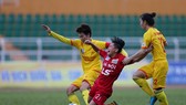 Hà Nam (áo vàng) chặn đứng chuỗi trận bất bại từ đầu giải của đội Hà Nội. Ảnh: DŨNG PHƯƠNG